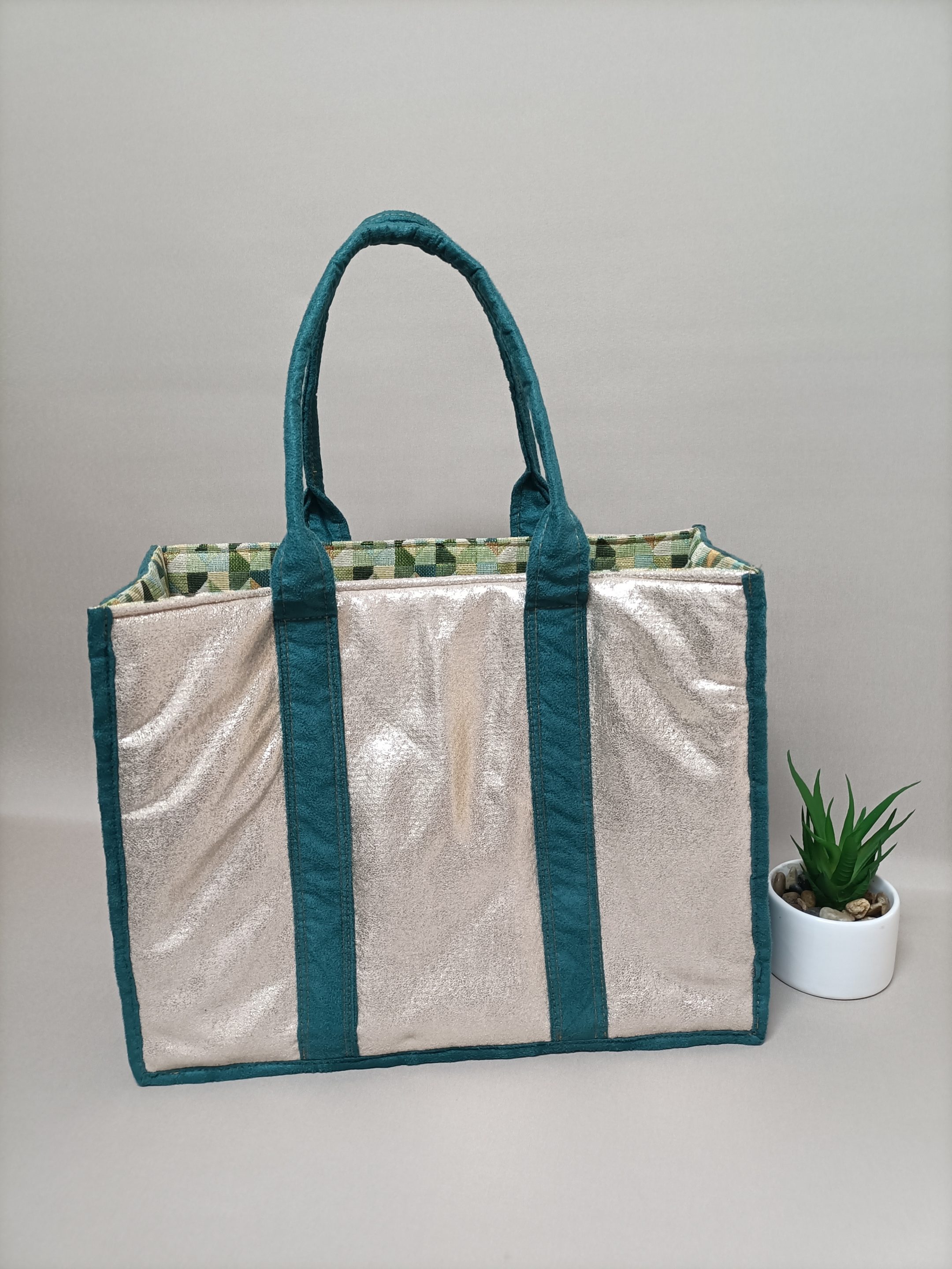 Le dos du cabas vert