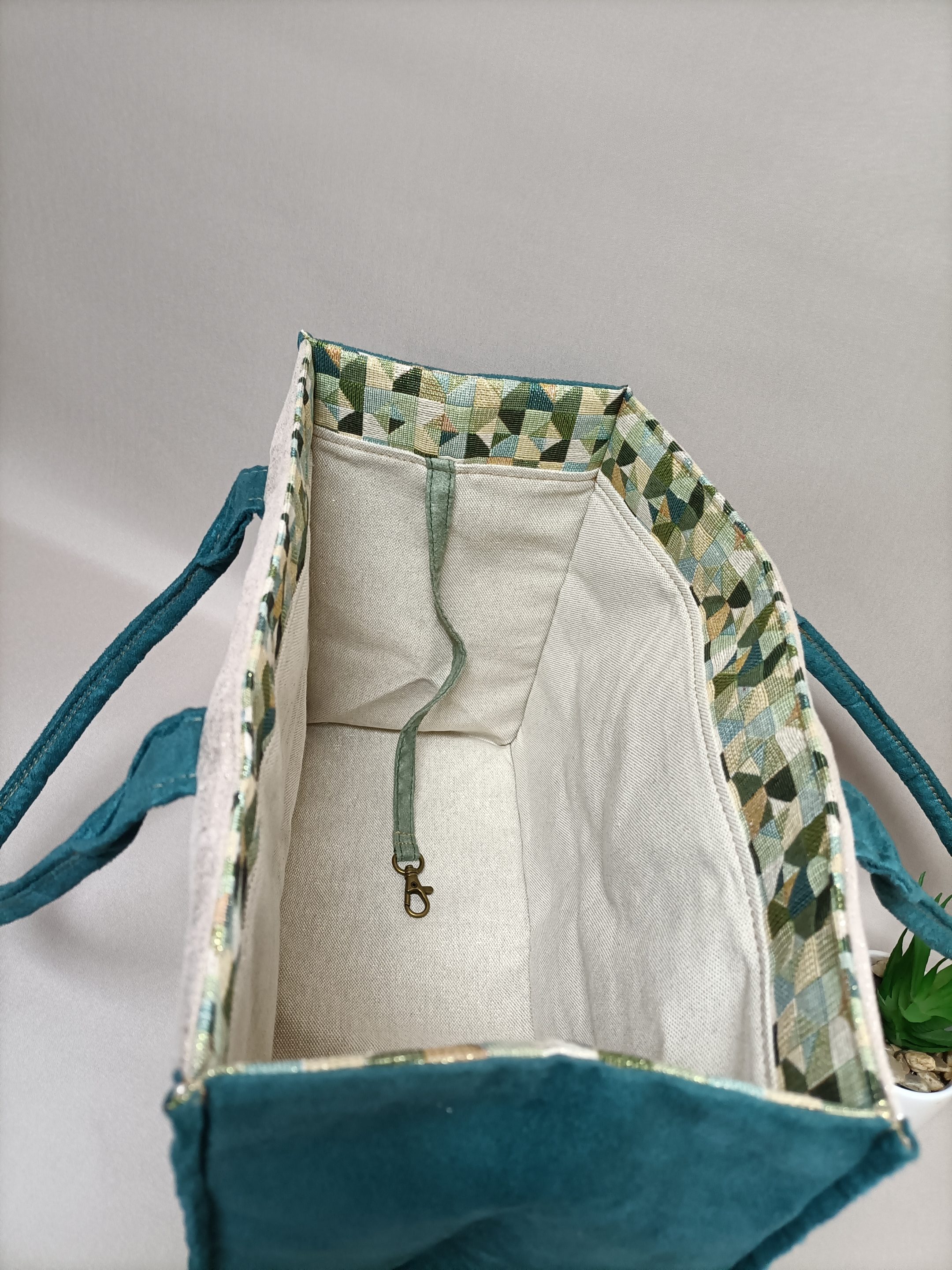 L'intérieur du cabas vert