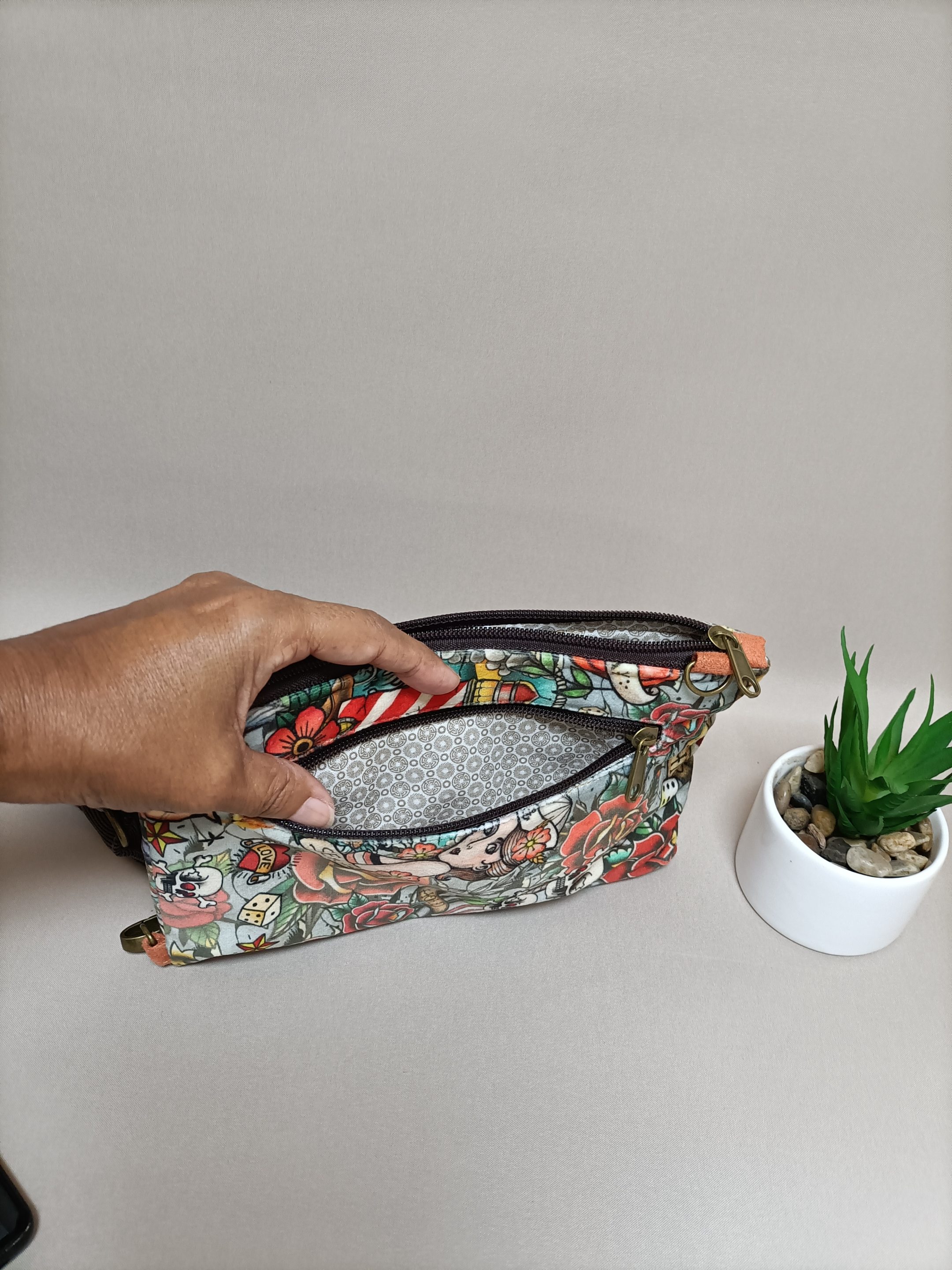 Le dos de la pochette téléphone