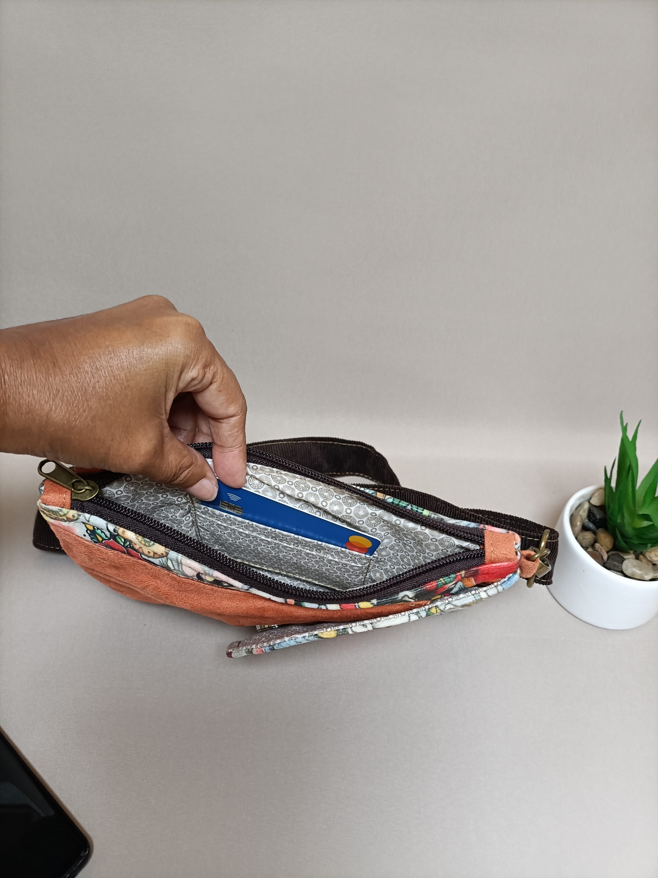 Le porte carte de la pochette téléphone