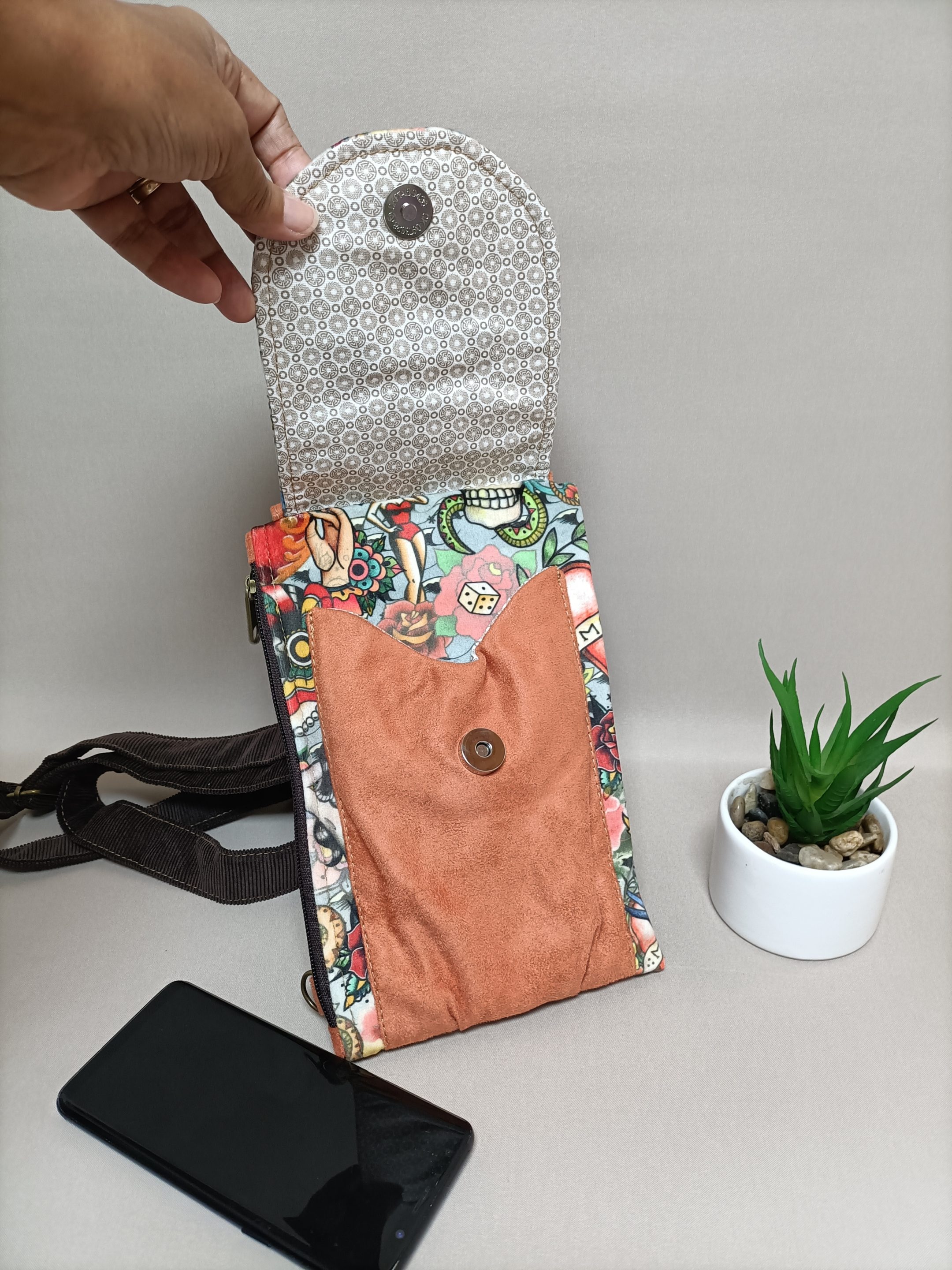 Le rabat de la pochette téléphone